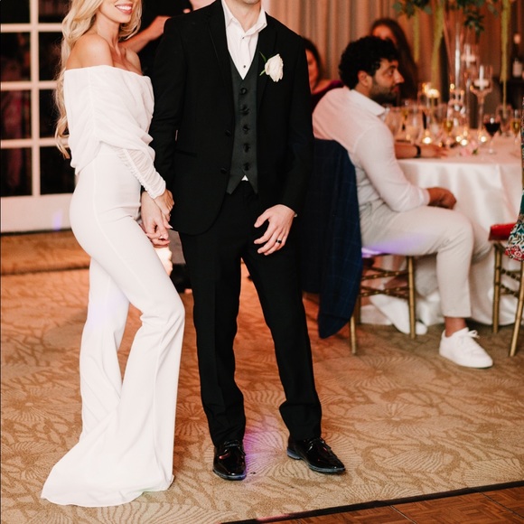 Other - ✅NEW!! White JUMPSUIT (sleeves don’t cover hands)